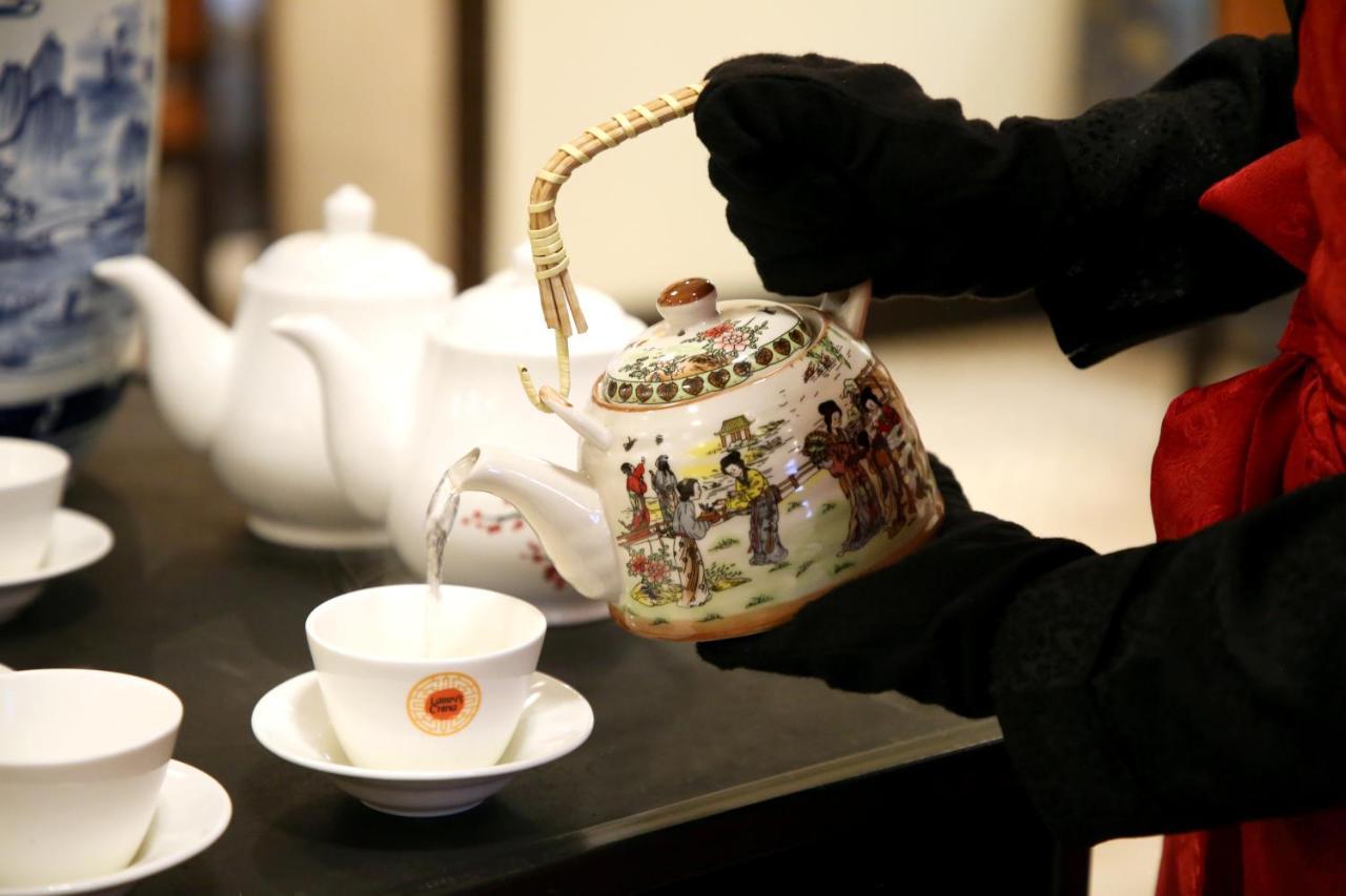 大使-Ihcl精选酒店 新德里 外观 照片 Tea being poured