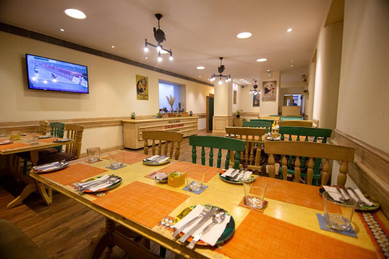 大使-Ihcl精选酒店 新德里 外观 照片 The interior of a typical Premier Inn restaurant