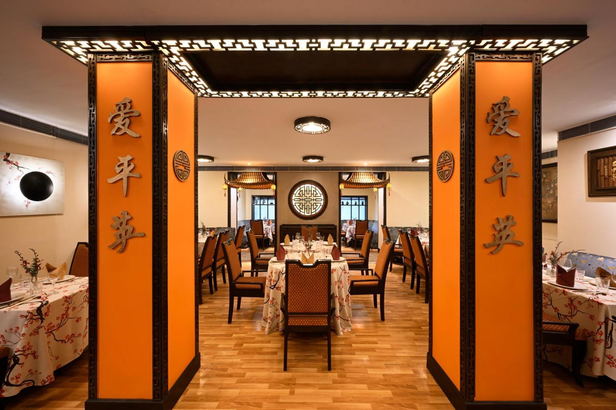 大使-Ihcl精选酒店 新德里 外观 照片 Interior of a restaurant in Beijing