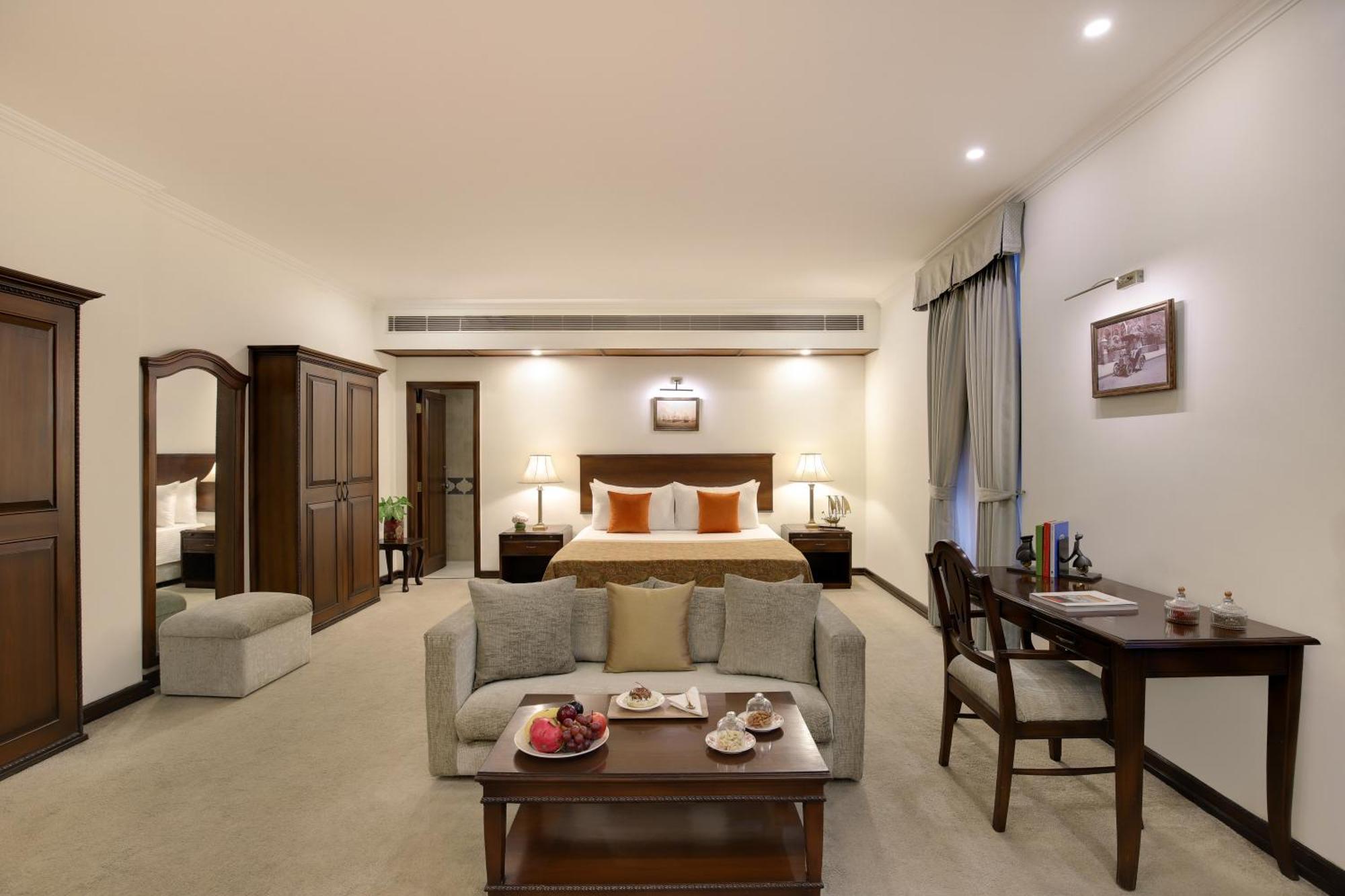 大使-Ihcl精选酒店 新德里 外观 照片 A suite at the hotel